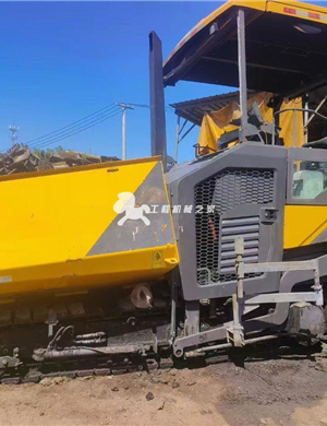 2020 Volvo 6820DL telescopic plate paver