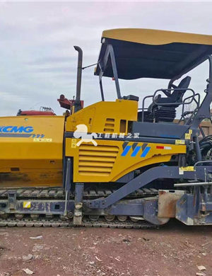 One XCMG 903 telescopic board paver in 2020