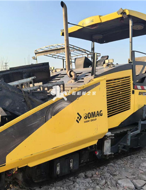 BOMGA 800C telescopic plate paver, over 4000 hours