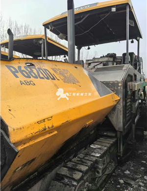 The 2020 Volvo 6820DL telescopic paving machine has over 3000 hours and a nine meter configuration!
