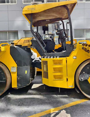  One Bomag 203 from 2014, original version of the entire vehicle, equipment for over 4000 hours!