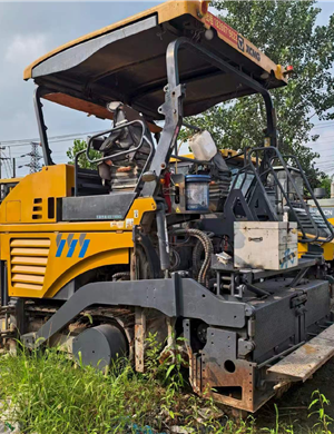 Selling 17 year old XCMG 953 paver